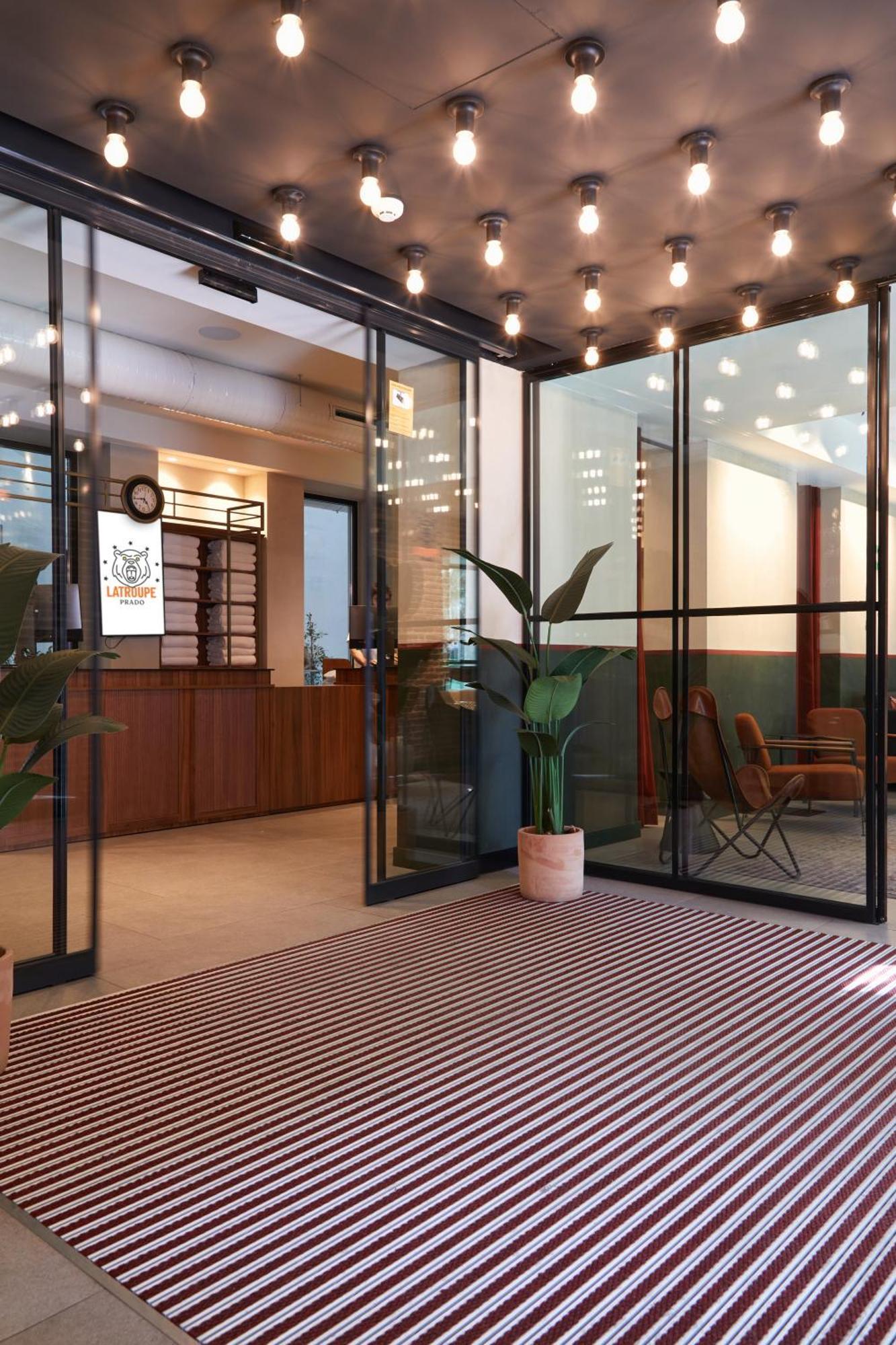 Latroupe Prado Hostel Мадрид Екстериор снимка